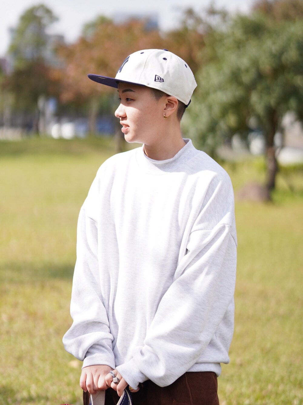 レッド系のバッグ、ホワイト系のキャップを着用したレディースの冬コーディネートの5枚目の写真