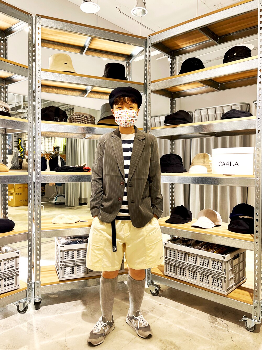 ベージュ系のスウェットパンツ、グレー系のスーツジャケット、ブラック系のスニーカーを着用したレディースの春コーディネートの2枚目の写真