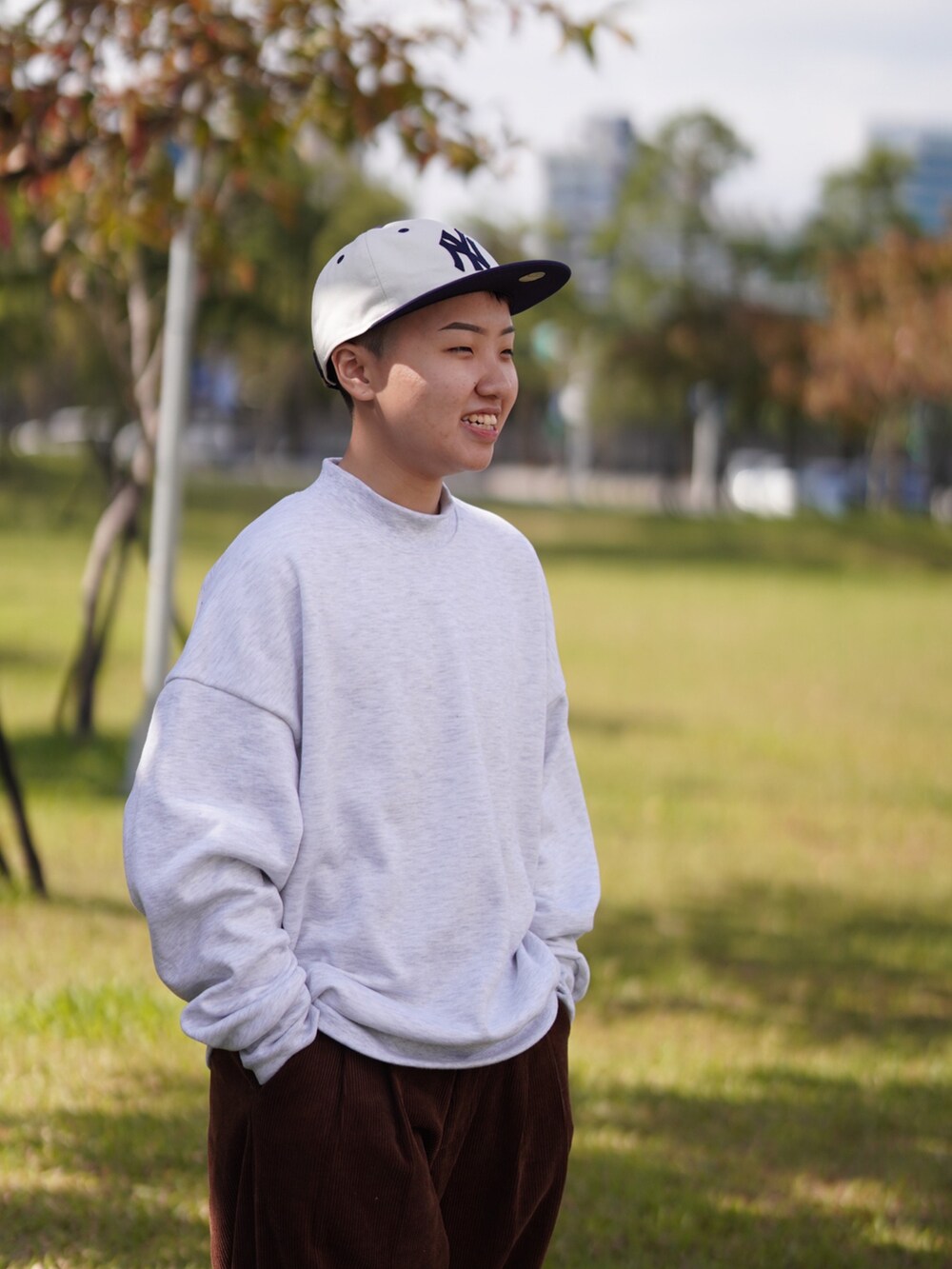 レッド系のバッグ、ホワイト系のキャップを着用したレディースの冬コーディネートの4枚目の写真