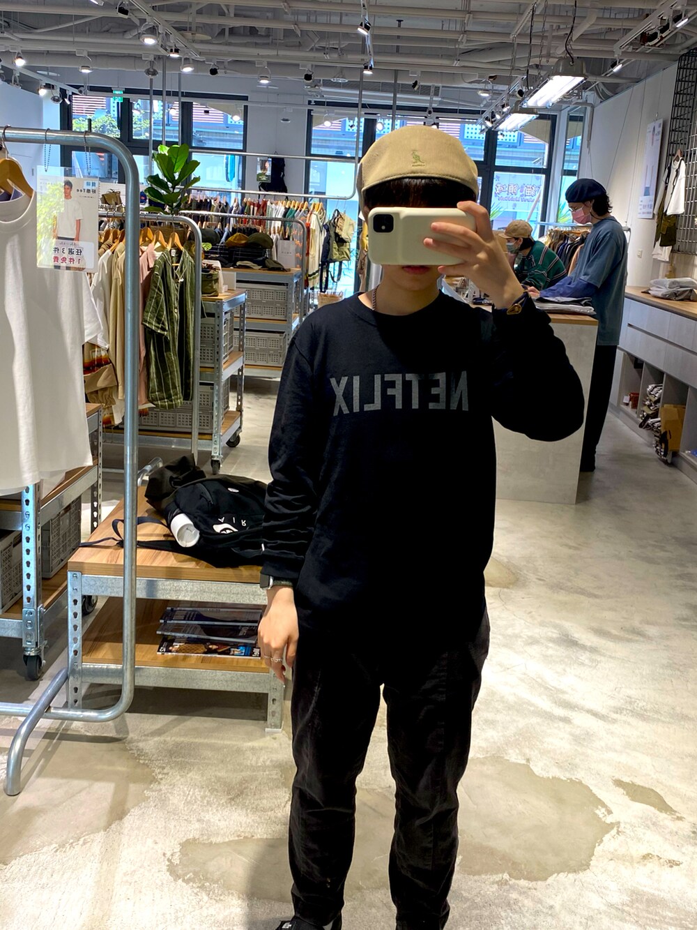 グリーン系のノーカラージャケット、ブラック系のその他トップス、ブラック系のその他シューズを着用したレディースの春コーディネートの2枚目の写真