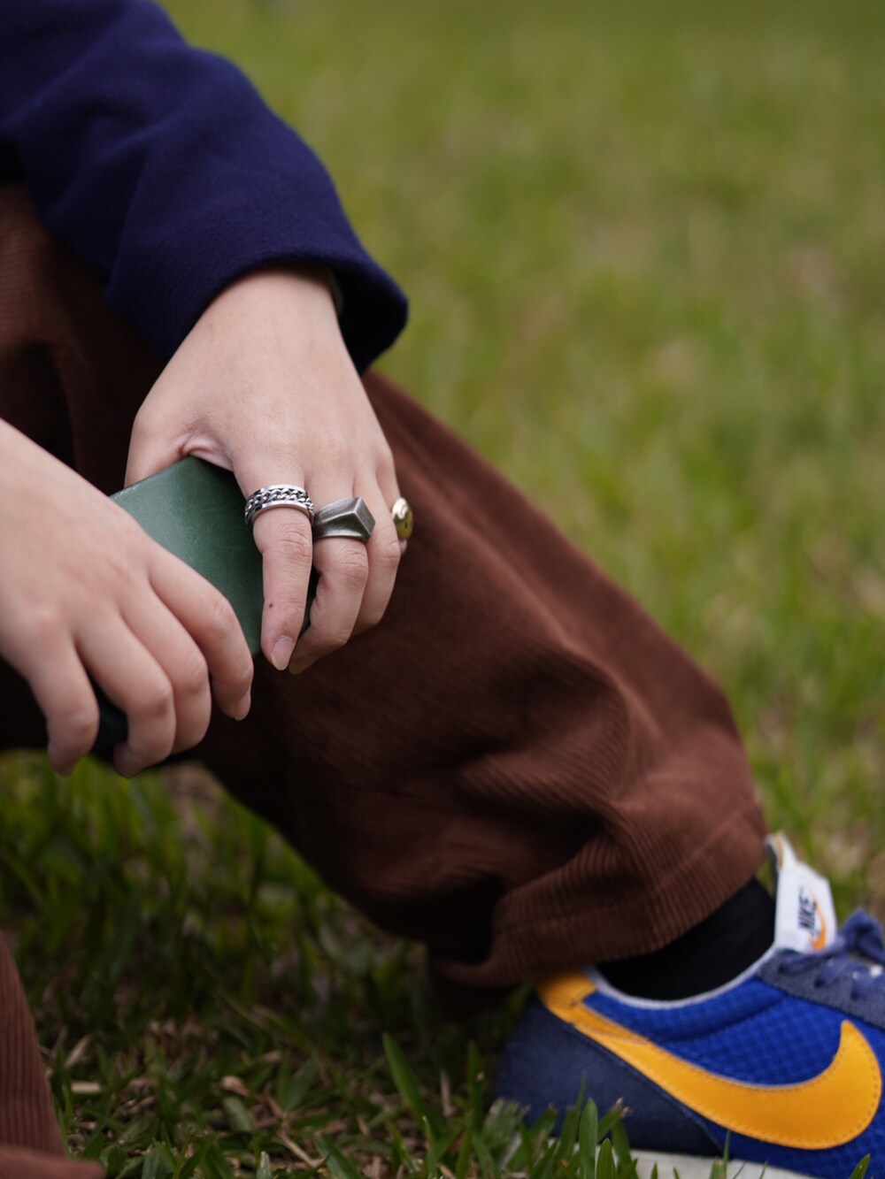 レッド系のバッグ、ホワイト系のキャップを着用したレディースの冬コーディネートの2枚目の写真