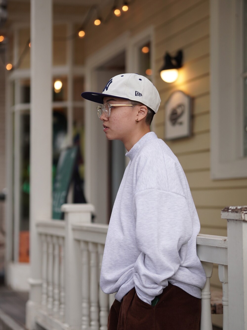 レッド系のバッグ、ホワイト系のキャップを着用したレディースの冬コーディネートの3枚目の写真