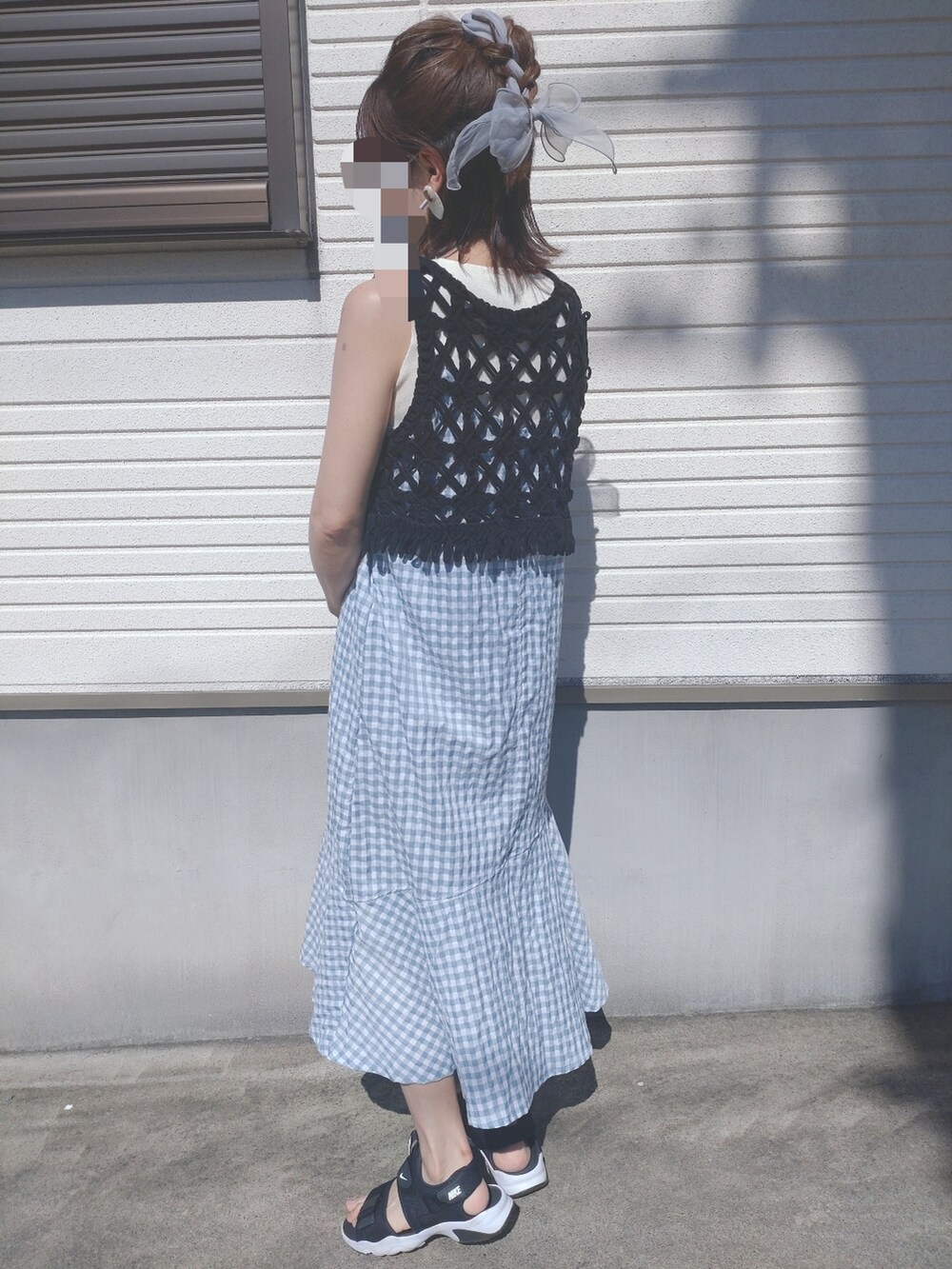 ブラック系のその他トップス、ブルー系のワンピース、ホワイト系のタンクトップを着用したレディースの夏コーディネートの2枚目の写真