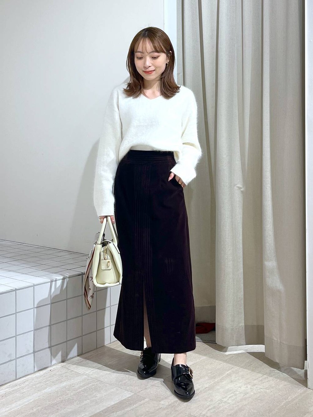 「旅行、フェミニン、モテ、ワントーン、テーマパーク、休日コーデ、デート/ロマンティック、楽ちんコーデ、女子会、女子ウケ、Andemiu、どっと変わっちゃえ、着痩せ・細見え、ニット、スカート」｜「Andemiuの【洗える】アンゴラショートVネックニット116866（ニット/セーター、ホワイト系）」を使った、andemiu_miyuさん（レディース・155cm）の秋コーディネートの2枚目の写真