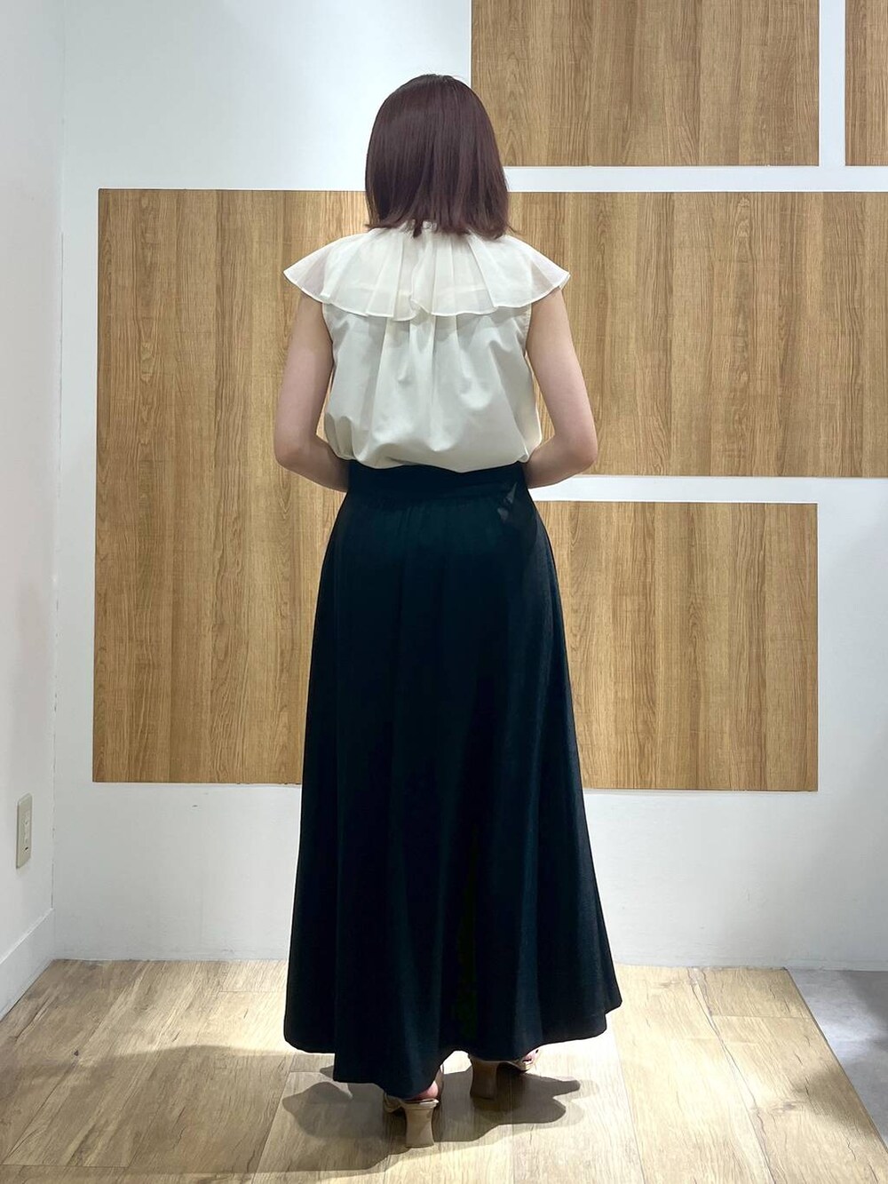ベージュ系のサンダル、ブラウン系のかごバッグ、ブラック系のデニムスカートを着用したレディースの夏コーディネートの4枚目の写真