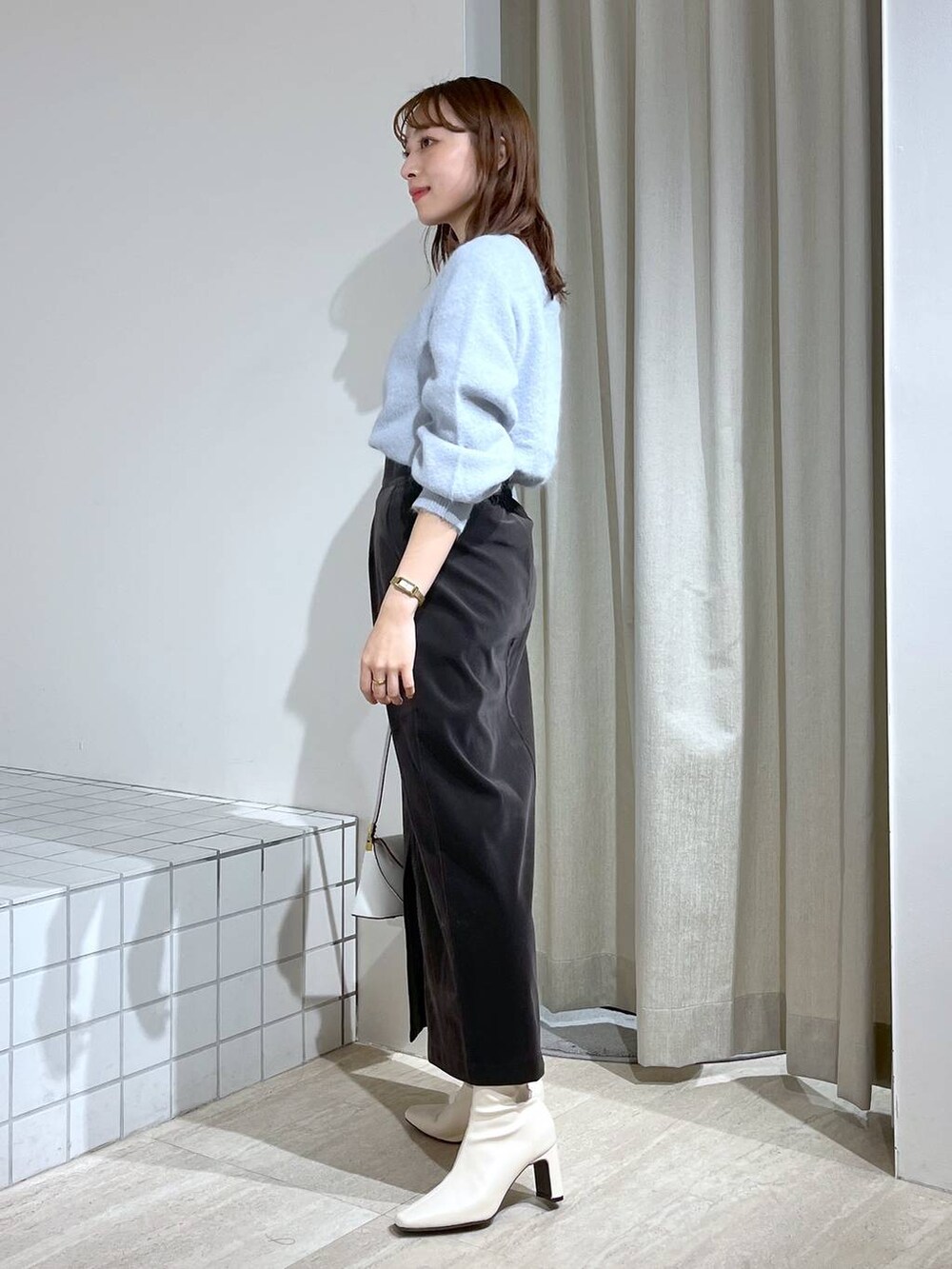 「フェミニン、モテ、ワントーン、テーマパーク、冬コーデ、ニット、スカート、ハンドバッグ、ブーツ、休日コーデ、デート/ロマンティック、楽ちんコーデ、女子会、女子ウケ、旅行」｜「Andemiuのワンハンドルバッグ 103780（ショルダーバッグ、ホワイト系）」を使った、andemiu_miyuさん（レディース・155cm）の冬コーディネートの7枚目の写真