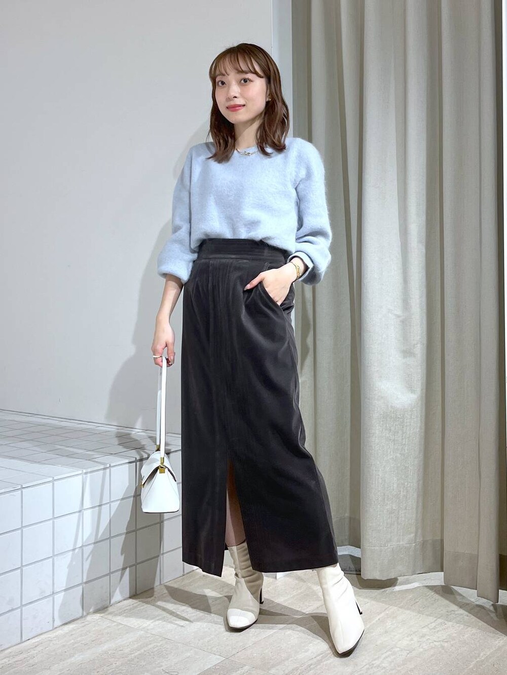 「フェミニン、モテ、ワントーン、テーマパーク、冬コーデ、ニット、スカート、ハンドバッグ、ブーツ、休日コーデ、デート/ロマンティック、楽ちんコーデ、女子会、女子ウケ、旅行」｜「Andemiuのワンハンドルバッグ 103780（ショルダーバッグ、ホワイト系）」を使った、andemiu_miyuさん（レディース・155cm）の冬コーディネートの5枚目の写真