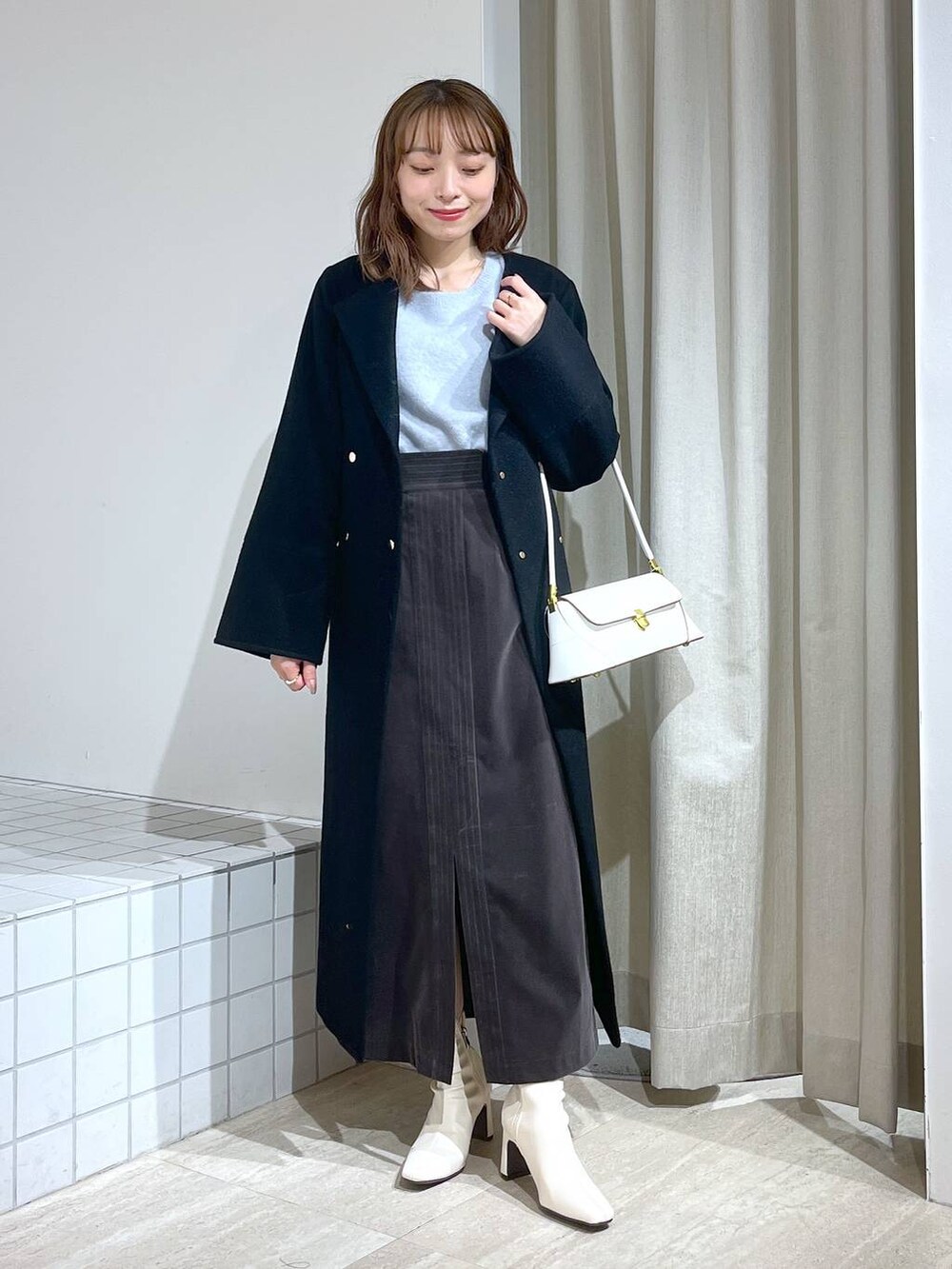 「フェミニン、モテ、ワントーン、テーマパーク、冬コーデ、ニット、スカート、ハンドバッグ、ブーツ、休日コーデ、デート/ロマンティック、楽ちんコーデ、女子会、女子ウケ、旅行」｜「Andemiuのワンハンドルバッグ 103780（ショルダーバッグ、ホワイト系）」を使った、andemiu_miyuさん（レディース・155cm）の冬コーディネートの2枚目の写真