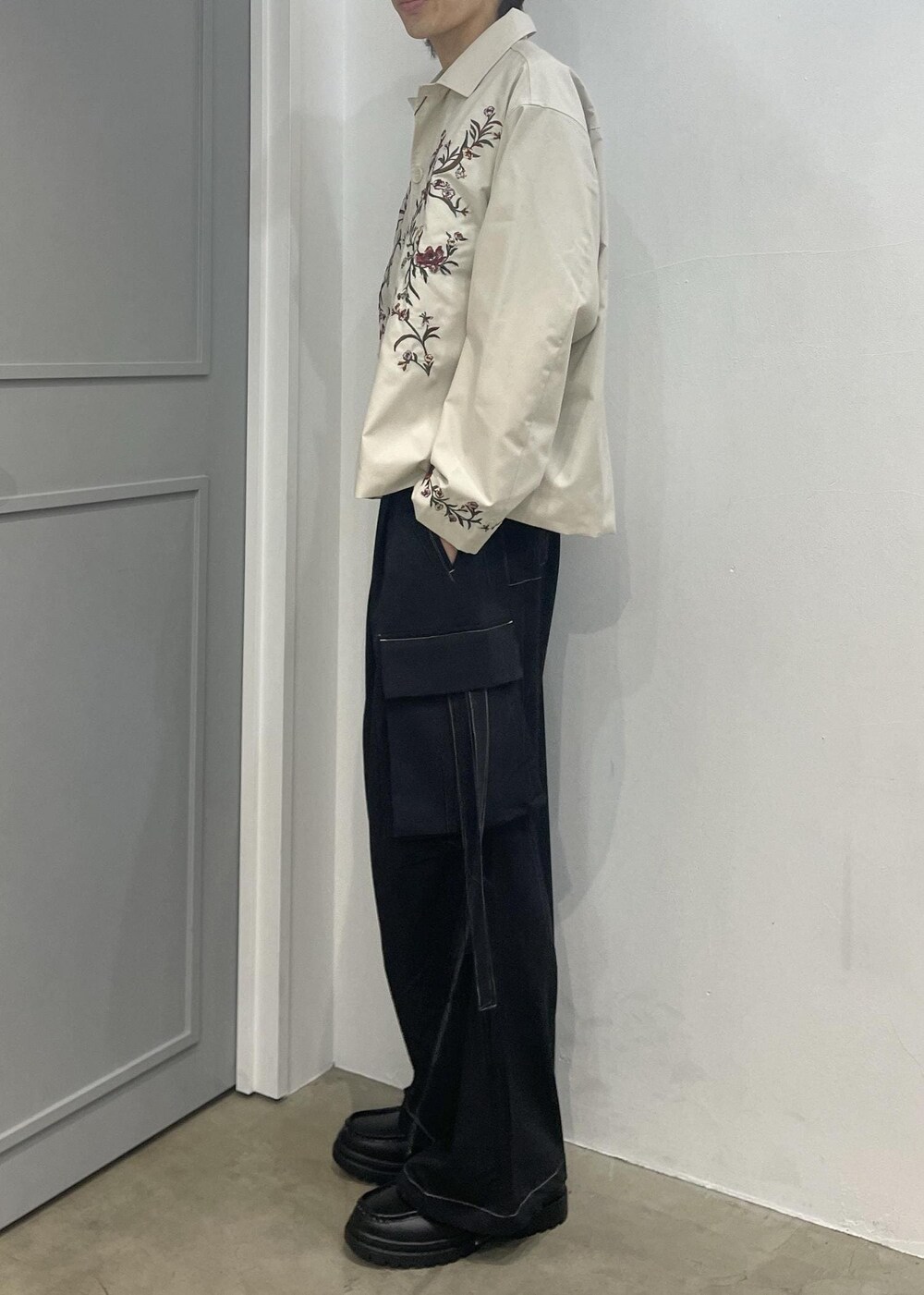 ブラック系のローファー、ホワイト系のブルゾン、ブラック系のその他パンツを着用したメンズの春コーディネートの4枚目の写真