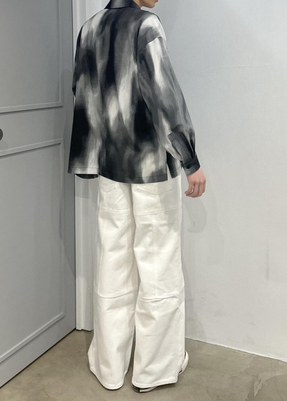 ホワイト系のデニムパンツ、ブラック系のシャツ/ブラウスを着用したメンズの冬コーディネートの4枚目の写真