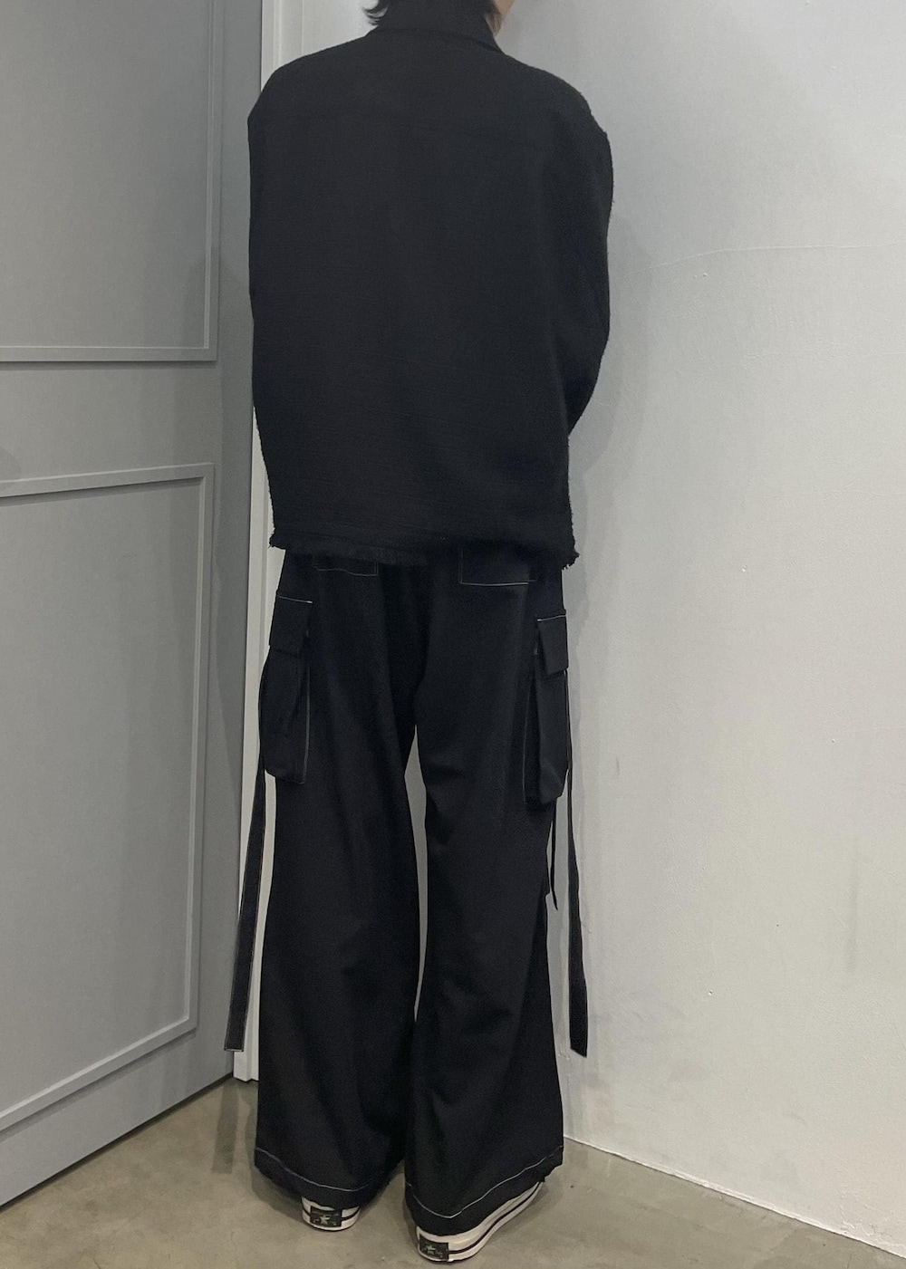 ブラック系のその他パンツ、ブラック系のブルゾンを着用したメンズの春コーディネートの3枚目の写真