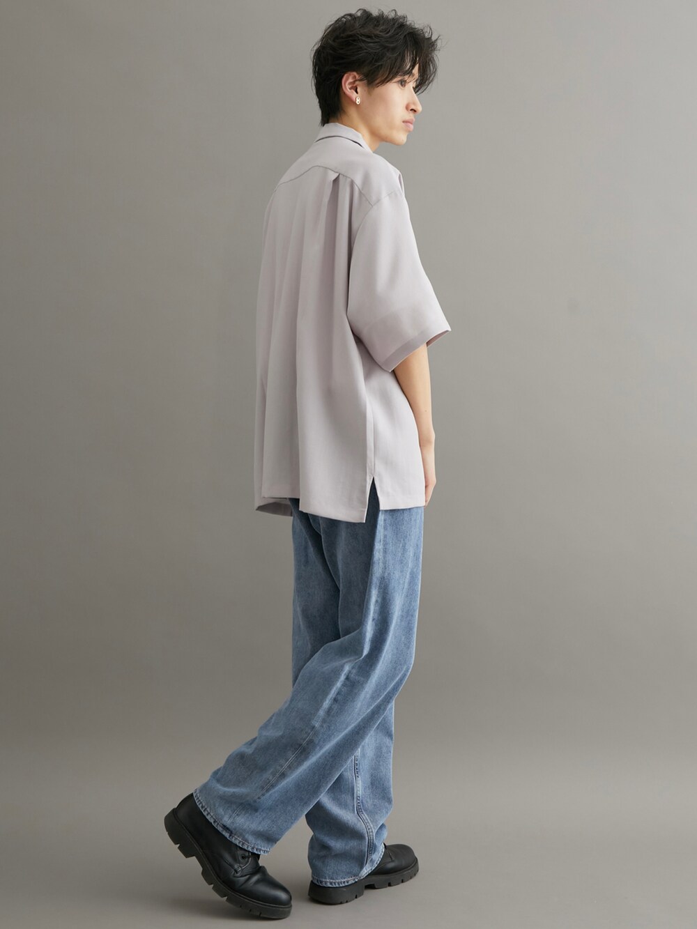 ブルー系のデニムパンツ、ホワイト系のTシャツ/カットソー、グレー系のシャツ/ブラウスを着用したメンズの夏コーディネートの2枚目の写真