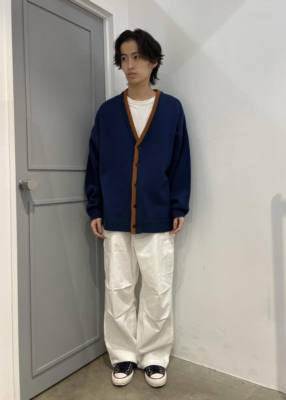 ホワイト系のカーゴパンツ、ブルー系のカーディガン/ボレロを着用したメンズの冬コーディネートの2枚目の写真