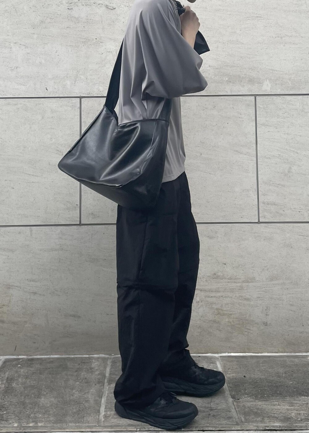 ブラック系のその他パンツ、グレー系のTシャツ/カットソーを着用したメンズの夏コーディネートの2枚目の写真