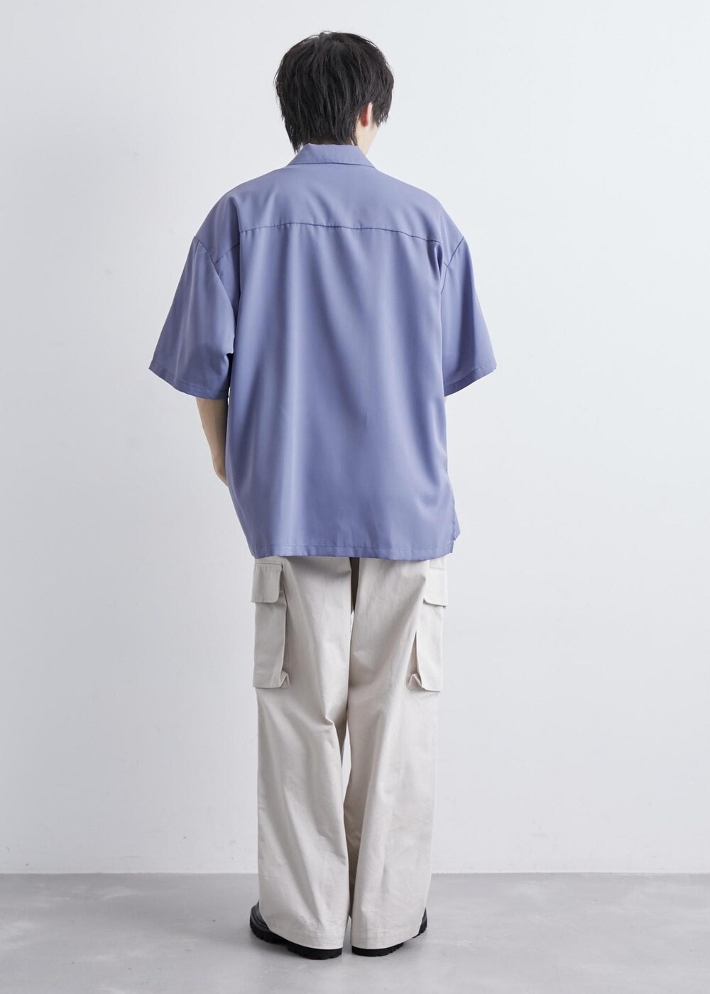 ベージュ系のカーゴパンツを着用したメンズの夏コーディネートの2枚目の写真