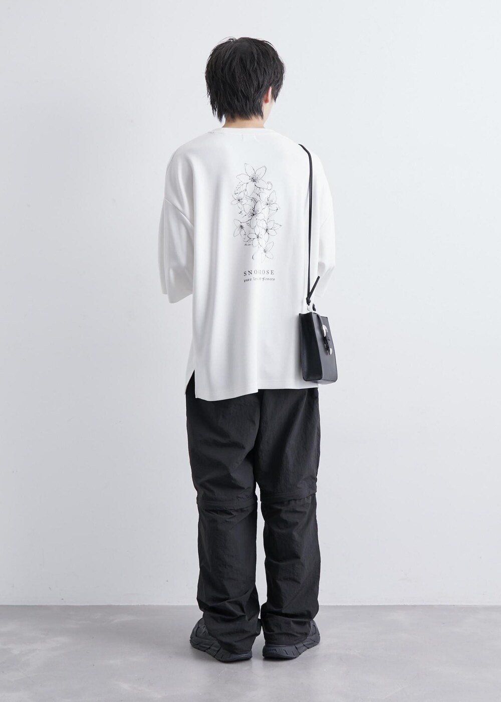 ブラック系のその他パンツ、ホワイト系のTシャツ/カットソーを着用したメンズの夏コーディネートの2枚目の写真