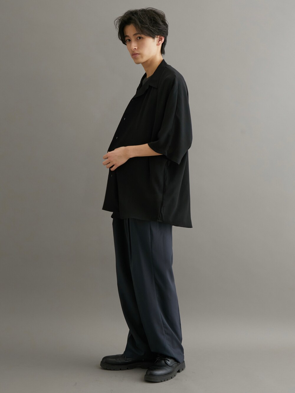 ブラック系のスラックス、ブラック系のTシャツ/カットソー、ブラック系のシャツ/ブラウスを着用したメンズの夏コーディネートの2枚目の写真