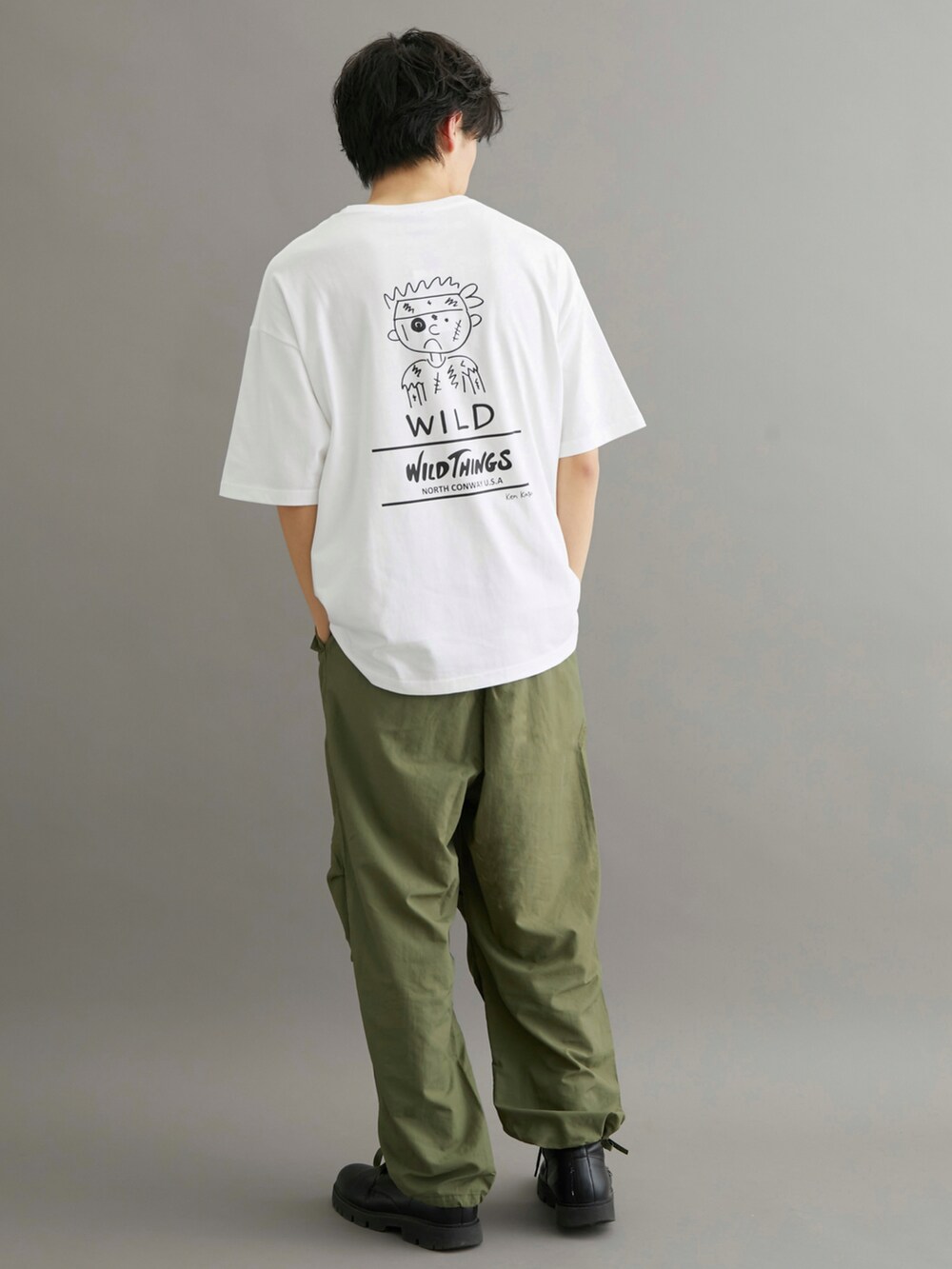 ホワイト系のTシャツ/カットソー、グリーン系のカーゴパンツを着用したメンズの夏コーディネートの3枚目の写真