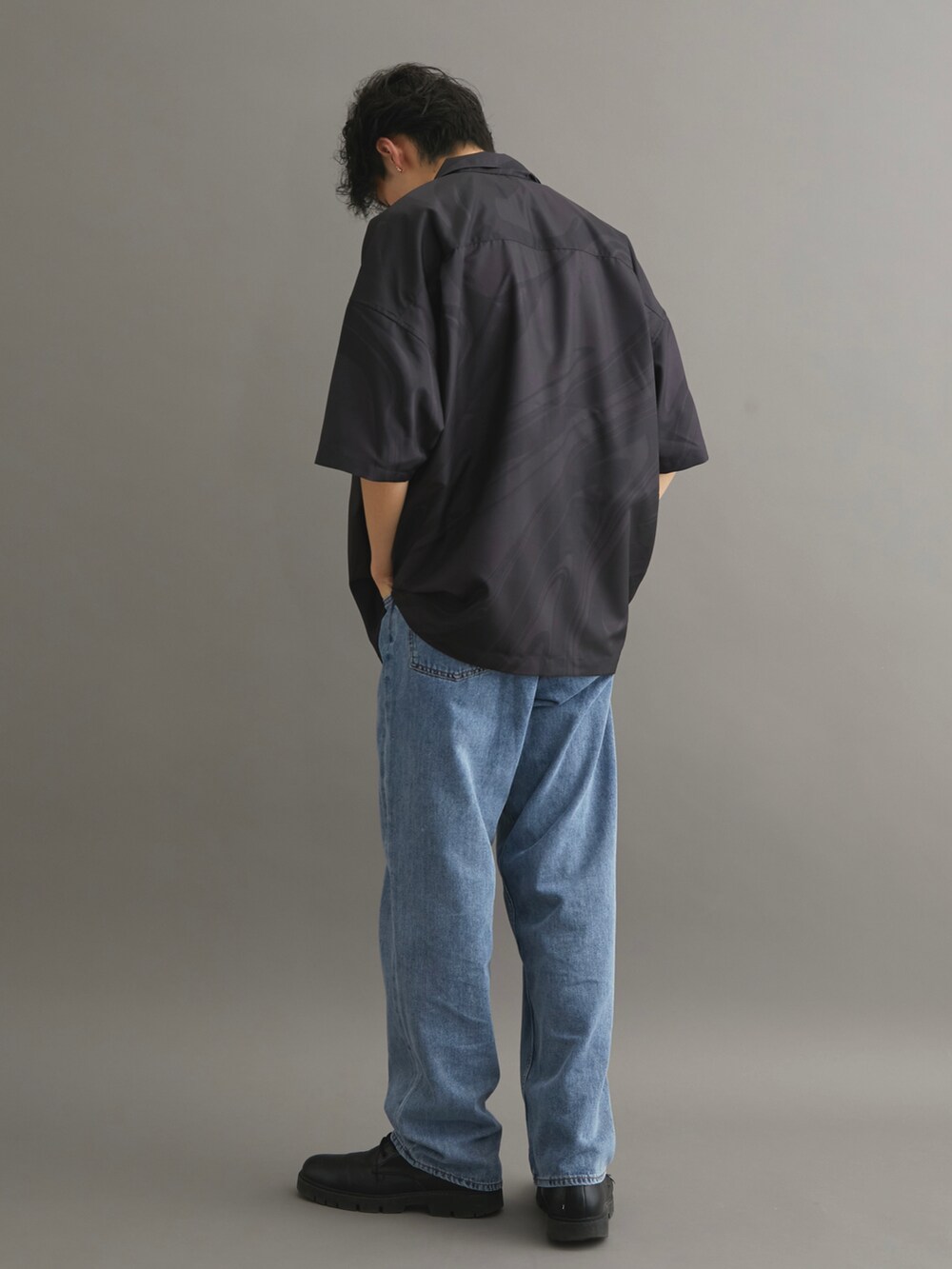 ブラック系のシャツ/ブラウス、ブルー系のデニムパンツを着用したメンズの夏コーディネートの2枚目の写真