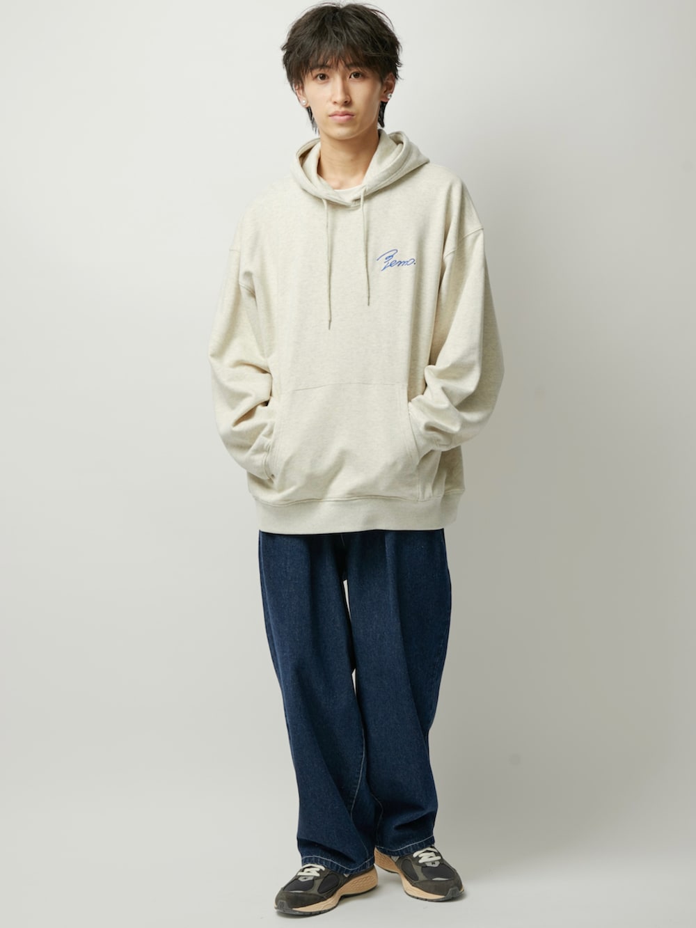 ブルー系のデニムパンツ、グレー系のパーカーを着用したメンズの秋コーディネートの3枚目の写真