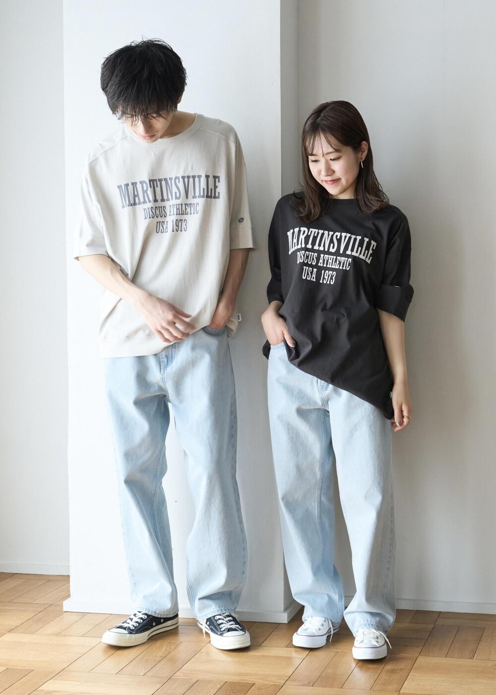 ブルー系のデニムパンツ、グレー系のTシャツ/カットソーを着用したメンズの夏コーディネートの3枚目の写真