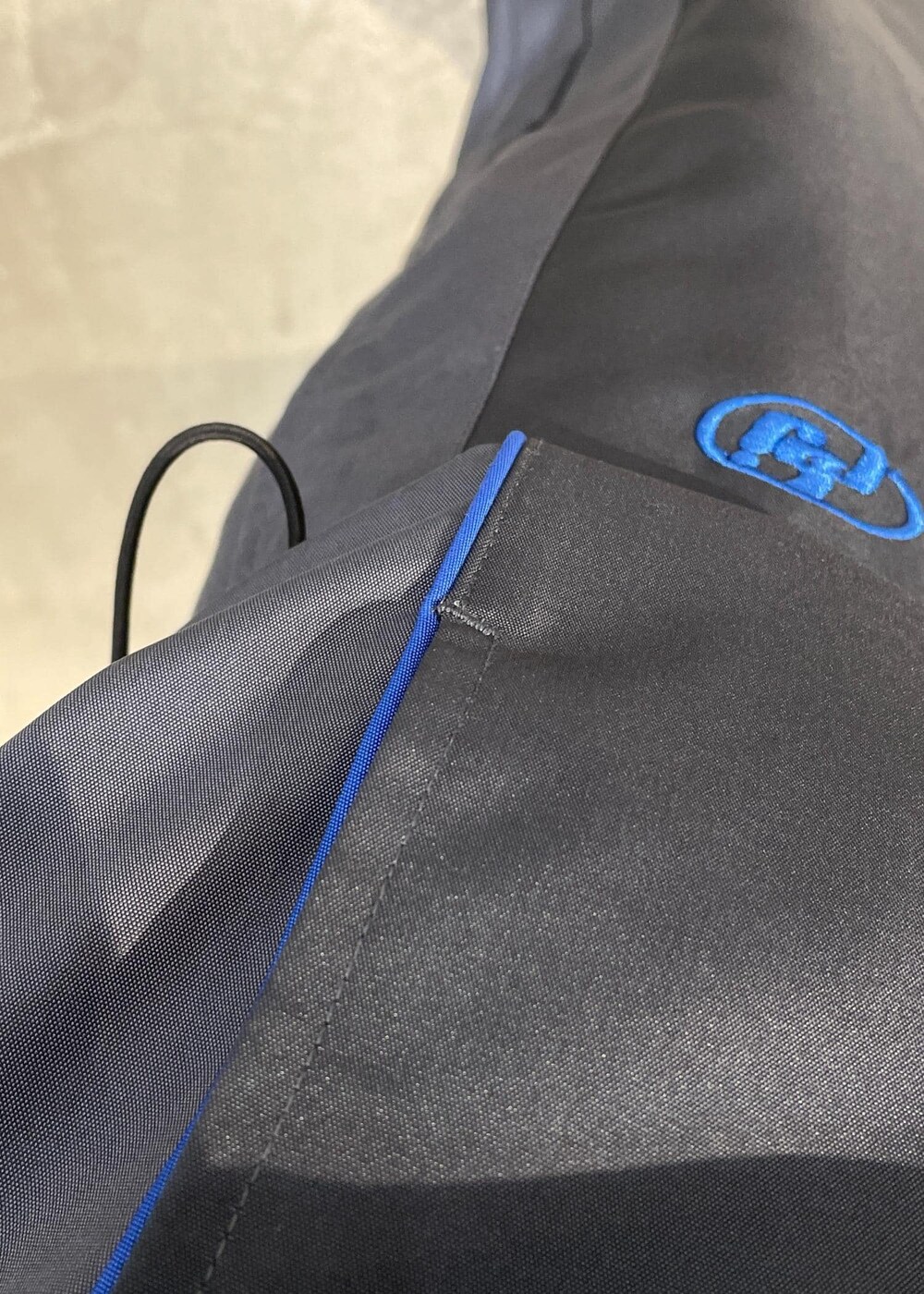 グレー系のナイロンジャケット、グレー系のその他パンツを着用したメンズの冬コーディネートの2枚目の写真