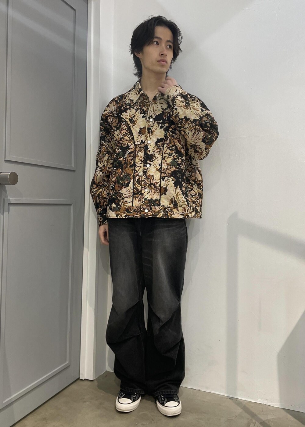 ベージュ系のブルゾンを着用したメンズの冬コーディネートの2枚目の写真