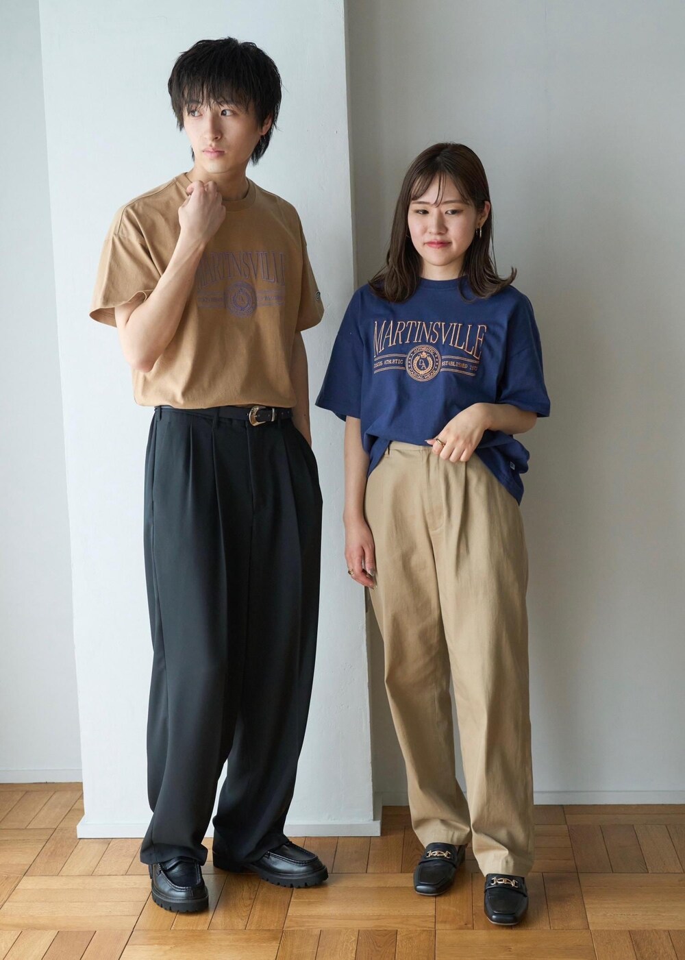 イエロー系のTシャツ/カットソー、ブラック系のスラックスを着用したメンズの夏コーディネートの3枚目の写真