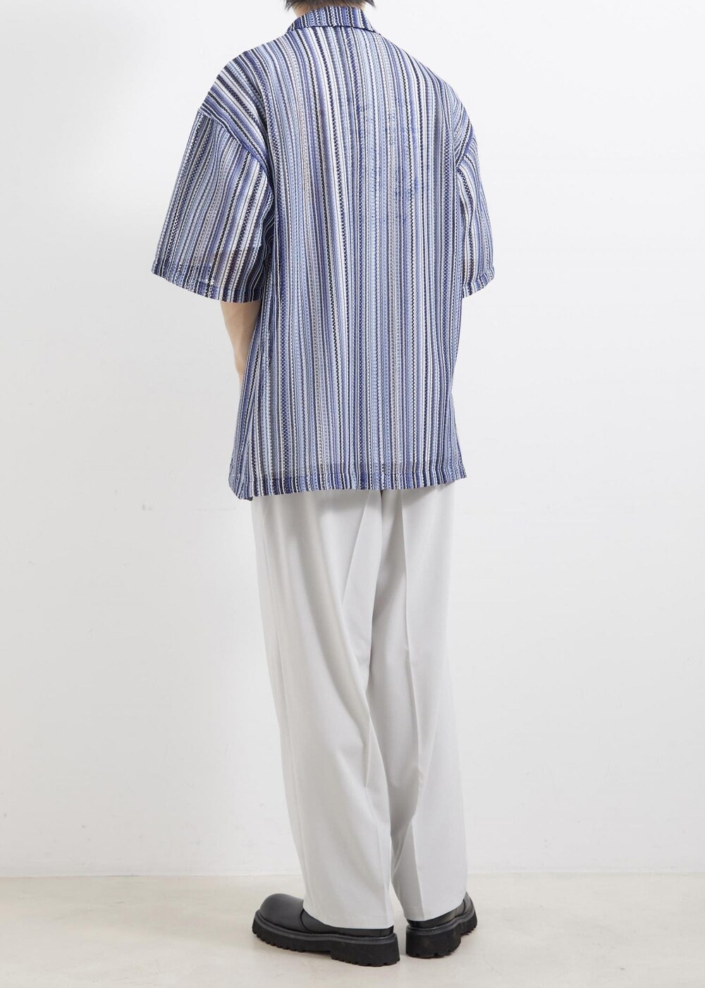 ブルー系のシャツ/ブラウスを着用したメンズの春コーディネートの2枚目の写真