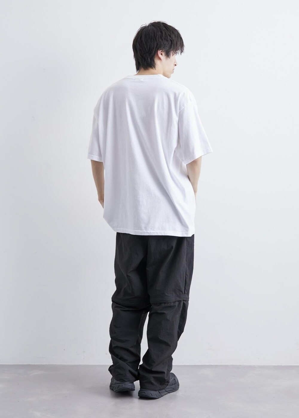 ブラック系のその他パンツ、ホワイト系のTシャツ/カットソーを着用したメンズの夏コーディネートの2枚目の写真