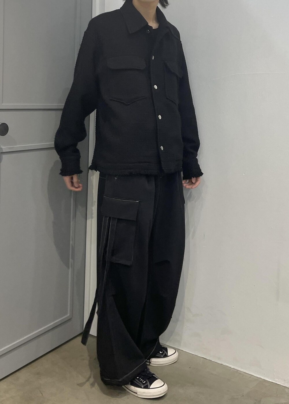 ブラック系のその他パンツ、ブラック系のブルゾンを着用したメンズの春コーディネートの4枚目の写真