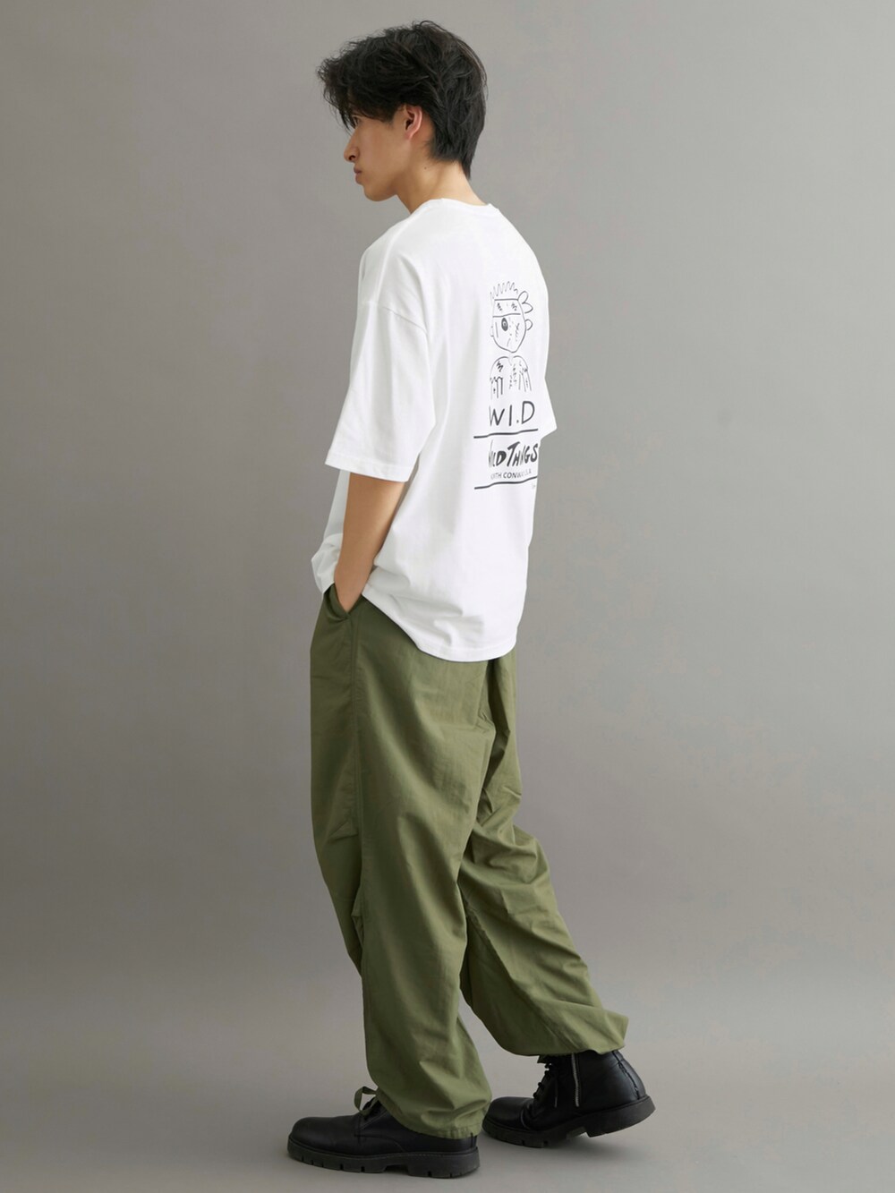 ホワイト系のTシャツ/カットソー、グリーン系のカーゴパンツを着用したメンズの夏コーディネートの2枚目の写真