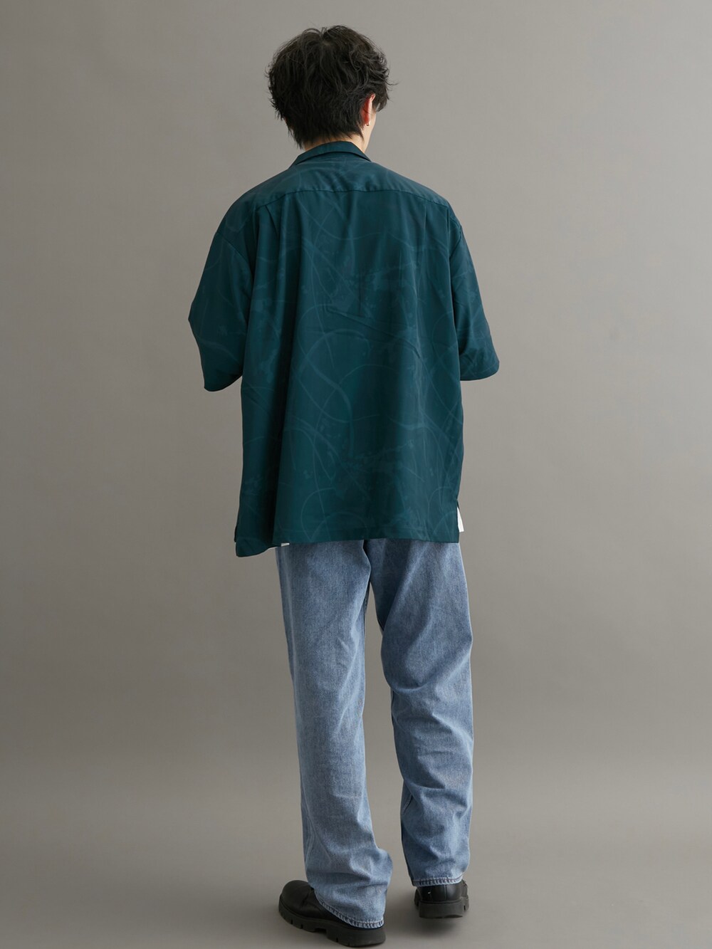 ブルー系のデニムパンツ、グリーン系のシャツ/ブラウス、ホワイト系のTシャツ/カットソーを着用したメンズの夏コーディネートの3枚目の写真