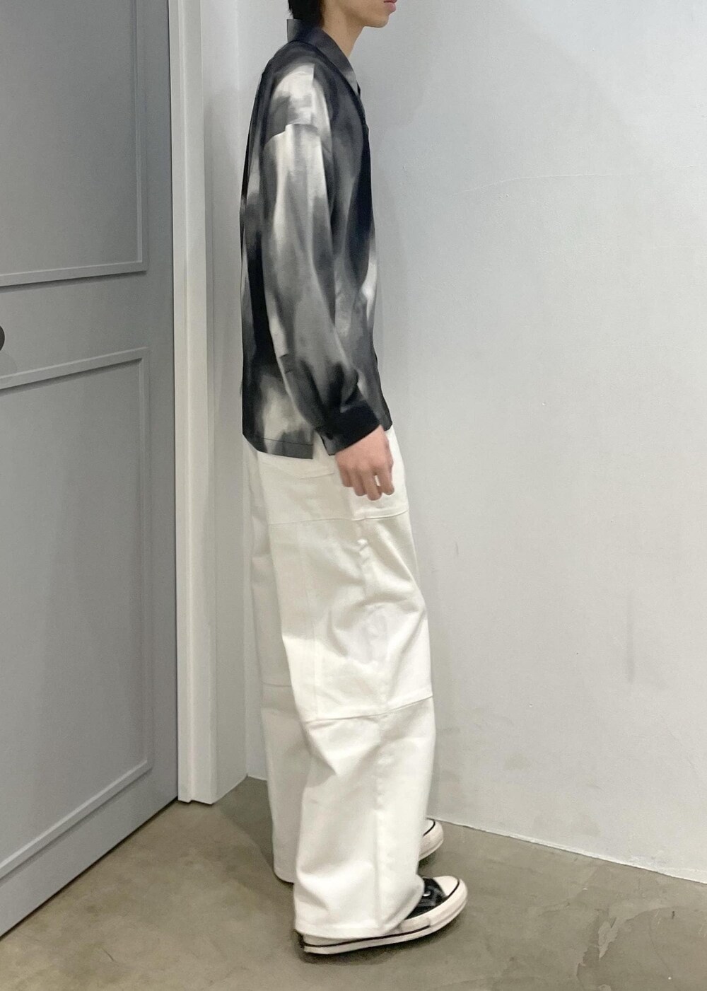 ホワイト系のデニムパンツ、ブラック系のシャツ/ブラウスを着用したメンズの冬コーディネートの5枚目の写真