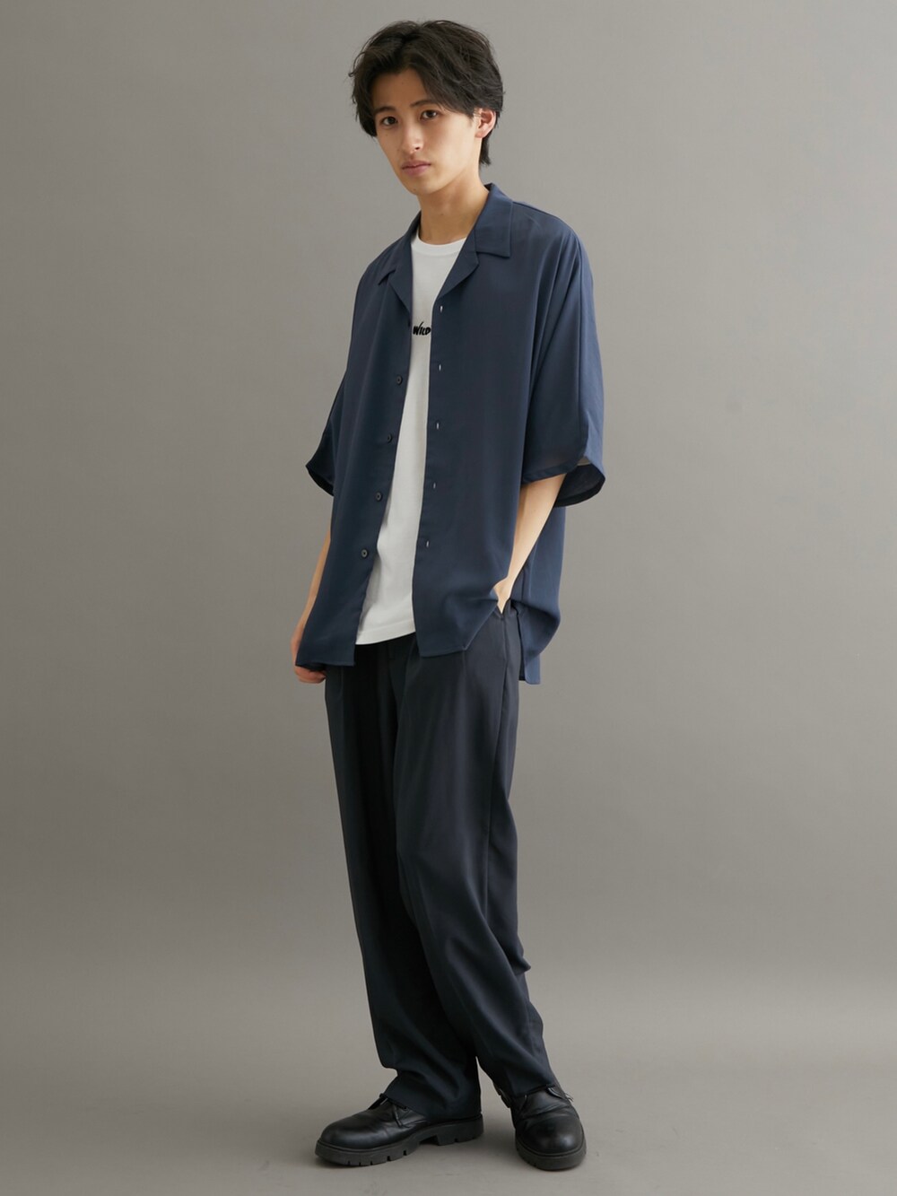 ブラック系のスラックス、ブルー系のシャツ/ブラウス、ホワイト系のTシャツ/カットソーを着用したメンズの夏コーディネートの3枚目の写真