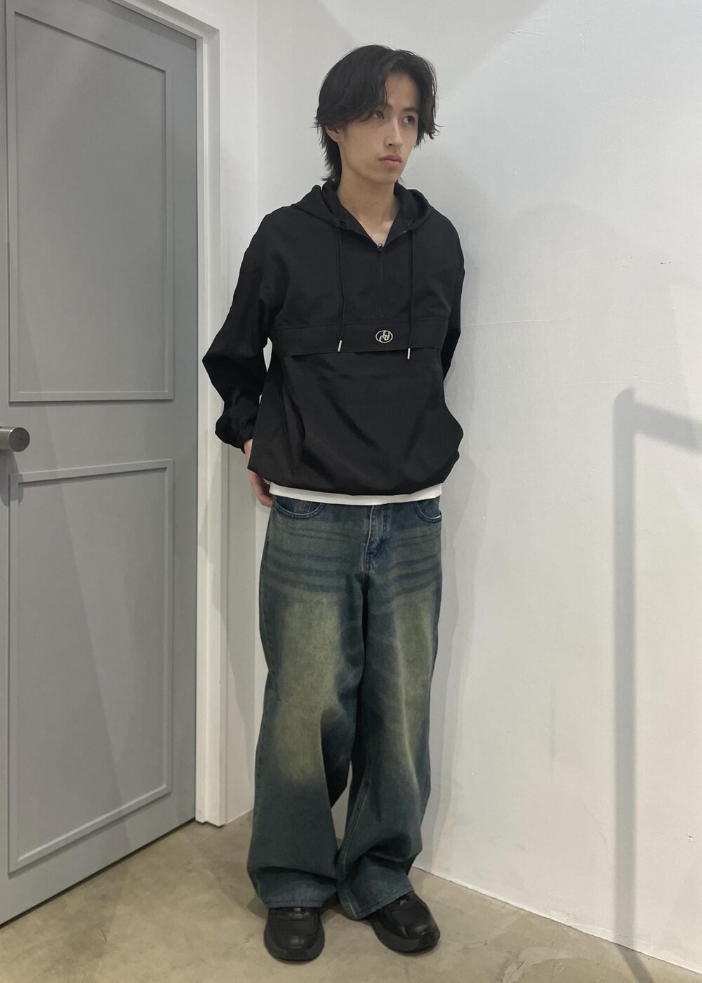 ブルー系のデニムパンツ、ブラック系のブルゾンを着用したメンズの冬コーディネートの2枚目の写真