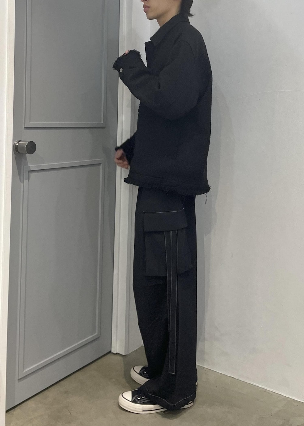 ブラック系のその他パンツ、ブラック系のブルゾンを着用したメンズの春コーディネートの2枚目の写真