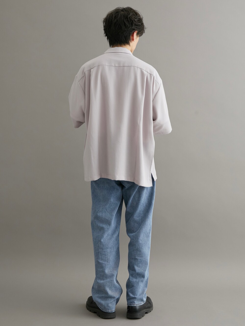ブルー系のデニムパンツ、ホワイト系のTシャツ/カットソー、グレー系のシャツ/ブラウスを着用したメンズの夏コーディネートの3枚目の写真