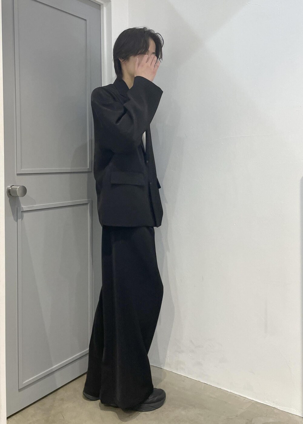 ブラック系のスラックスを着用したメンズの冬コーディネートの2枚目の写真