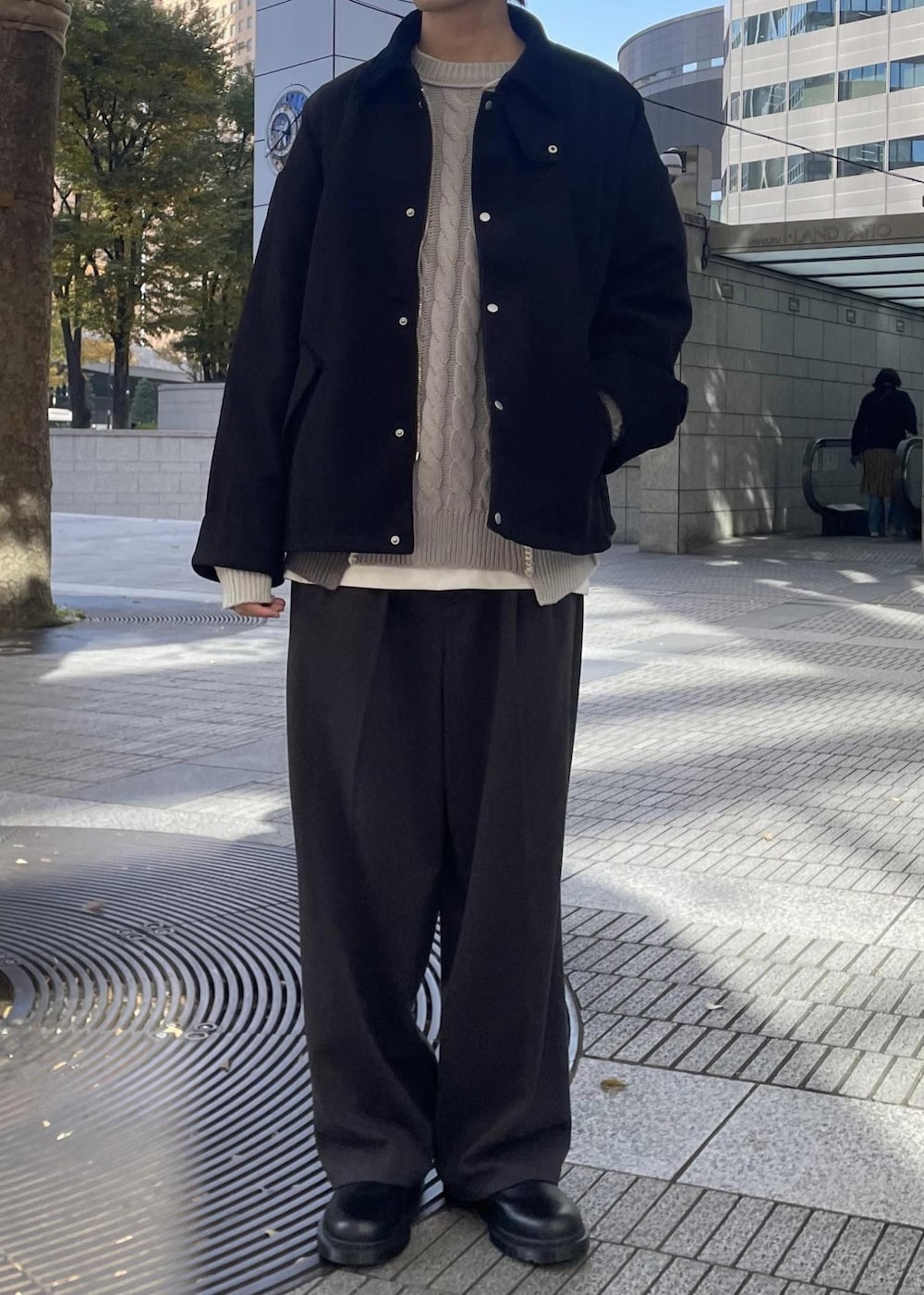 ブラック系のブルゾンを着用したメンズの冬コーディネートの2枚目の写真