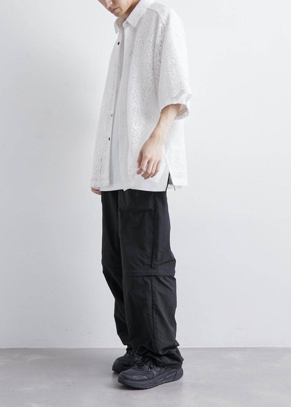 ホワイト系のシャツ/ブラウス、ブラック系のその他パンツを着用したメンズの夏コーディネートの2枚目の写真