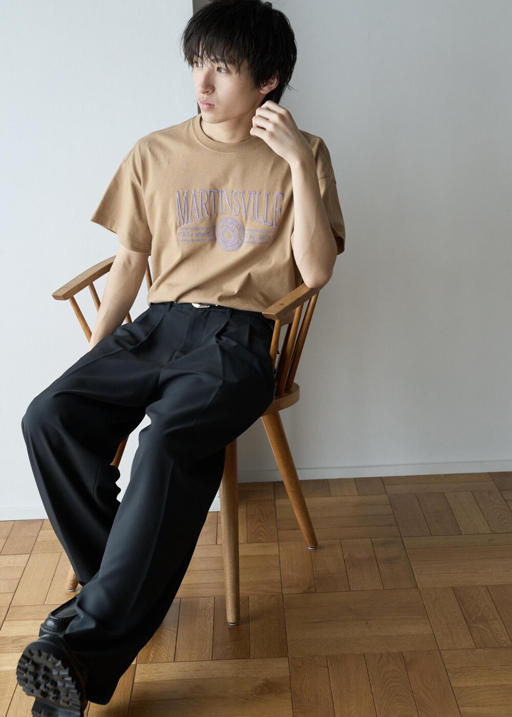 イエロー系のTシャツ/カットソー、ブラック系のスラックスを着用したメンズの夏コーディネートの2枚目の写真