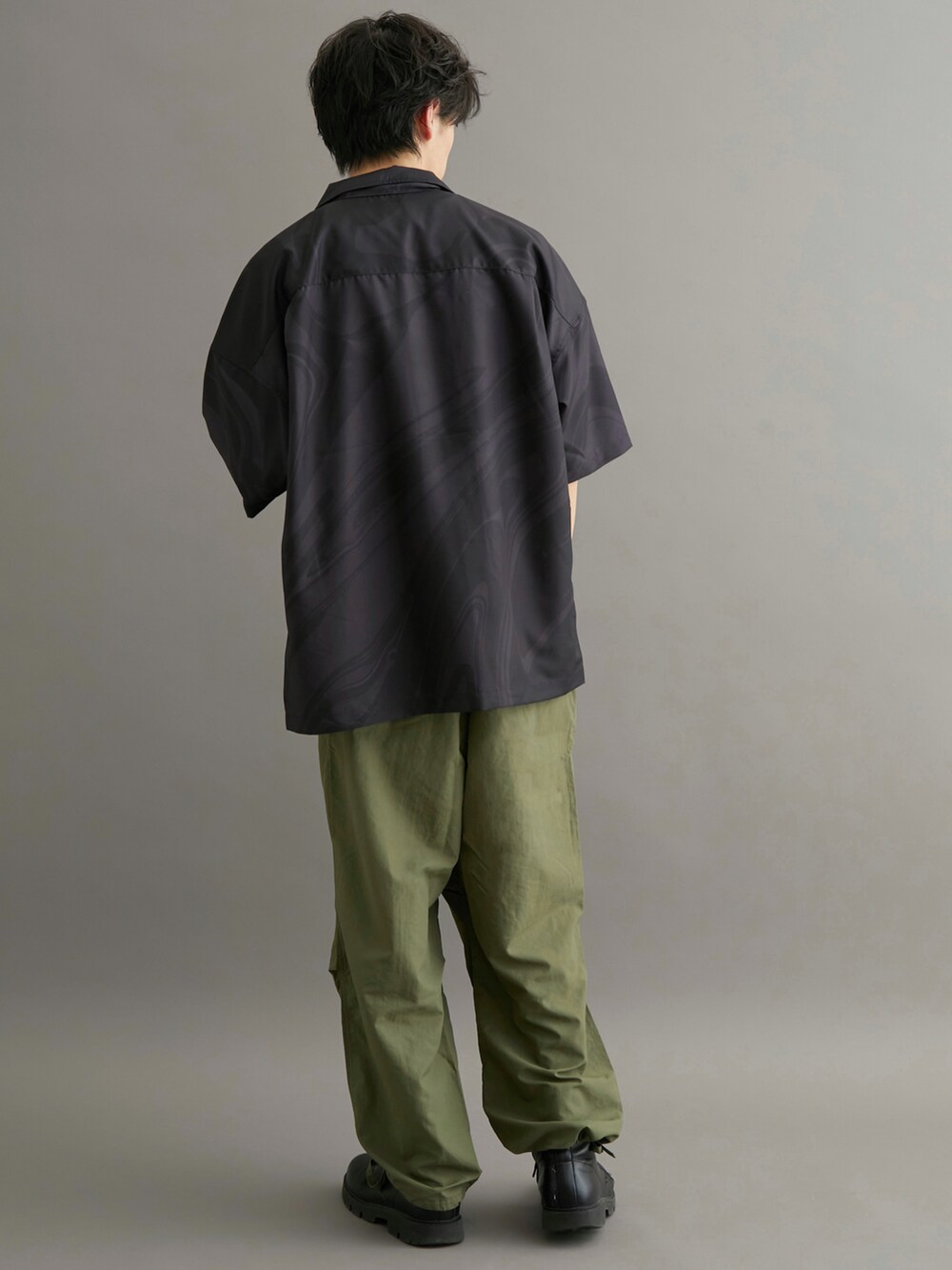 グリーン系のカーゴパンツ、ブラック系のシャツ/ブラウスを着用したメンズの夏コーディネートの3枚目の写真