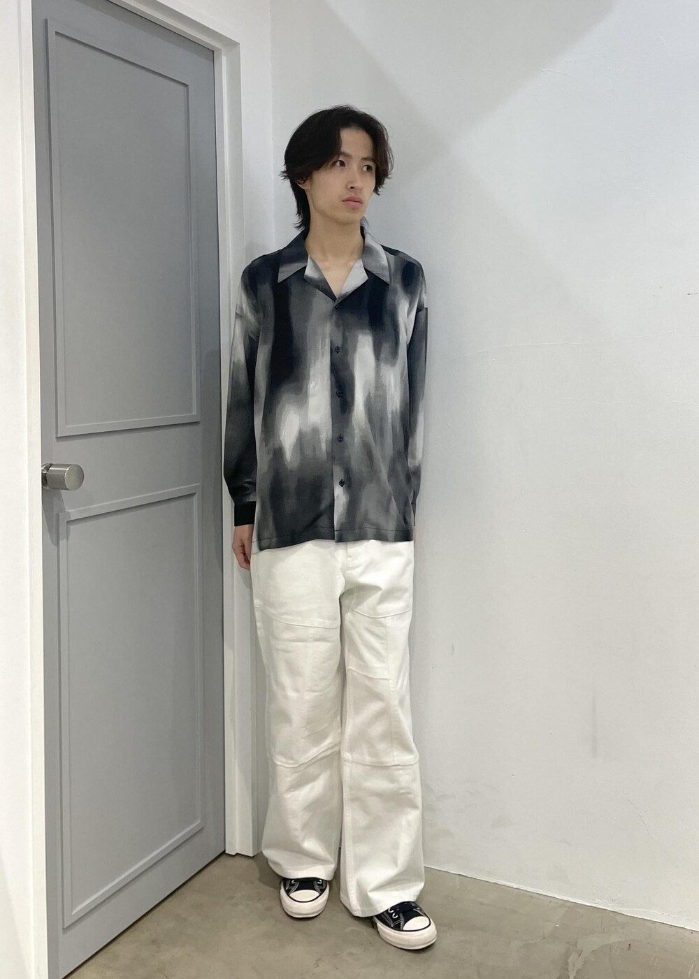 ホワイト系のデニムパンツ、ブラック系のシャツ/ブラウスを着用したメンズの冬コーディネートの2枚目の写真