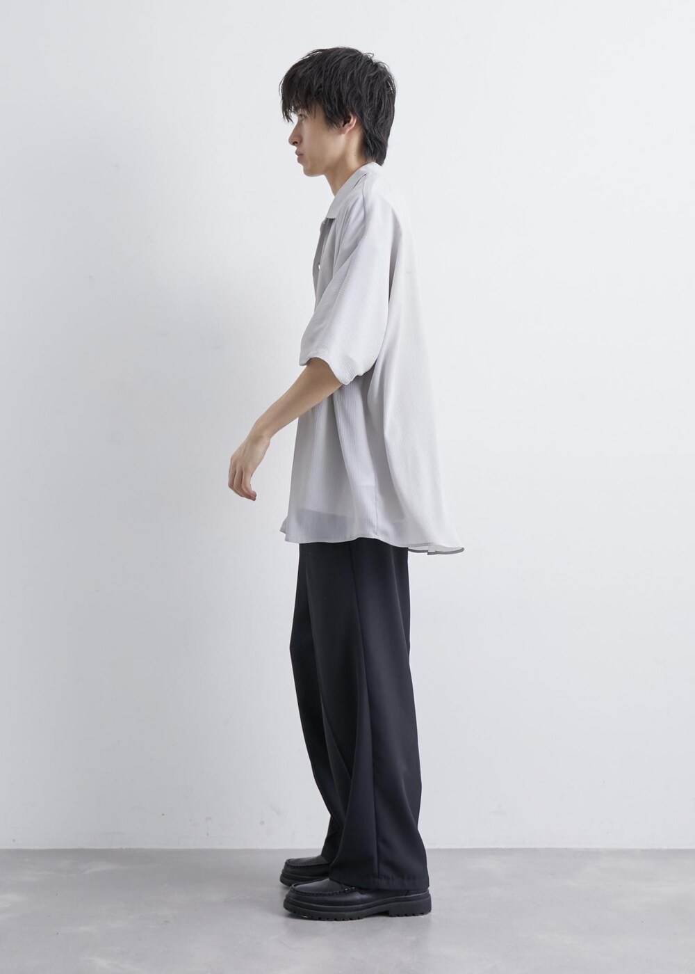 グレー系のシャツ/ブラウス、ホワイト系のTシャツ/カットソー、ブラック系のスラックスを着用したメンズの夏コーディネートの2枚目の写真