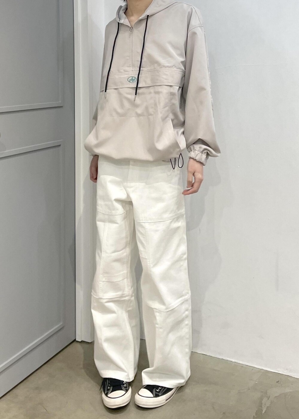 ホワイト系のカーゴパンツ、ベージュ系のブルゾンを着用したメンズの冬コーディネートの2枚目の写真