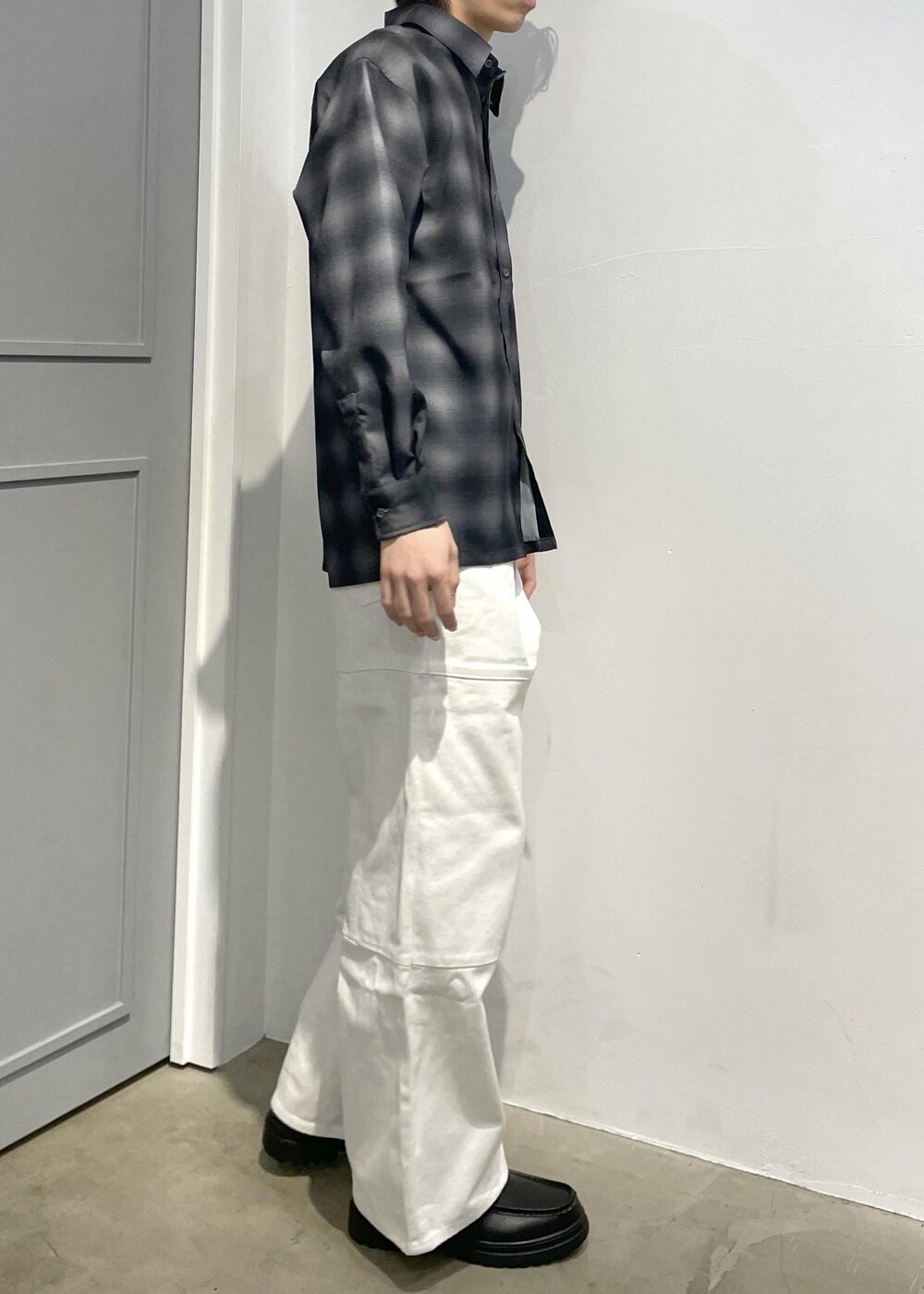 ブラック系のローファー、ホワイト系のカーゴパンツ、グレー系のシャツ/ブラウスを着用したメンズの春コーディネートの2枚目の写真