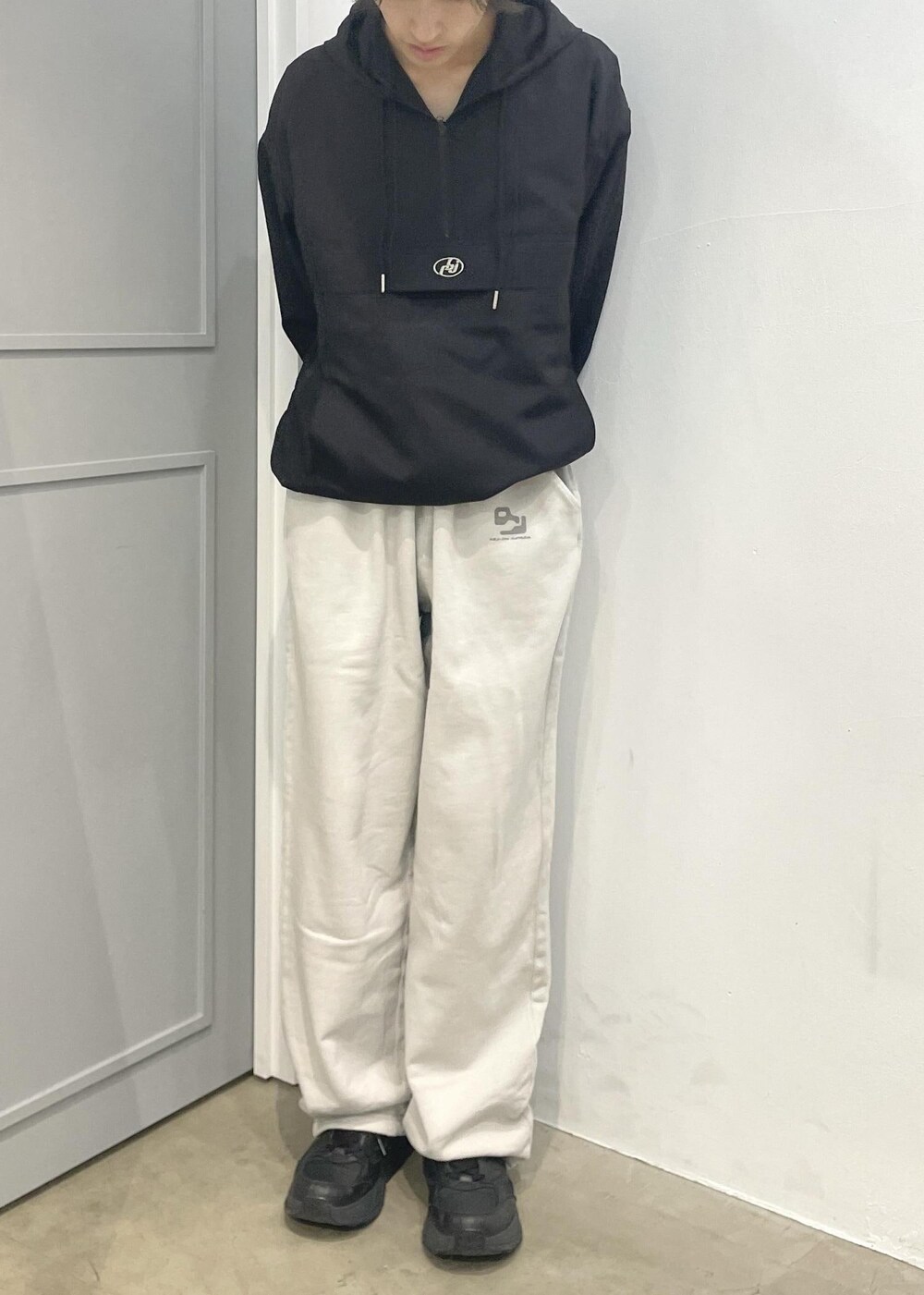 グレー系のその他パンツ、ブラック系のブルゾンを着用したメンズの冬コーディネートの3枚目の写真