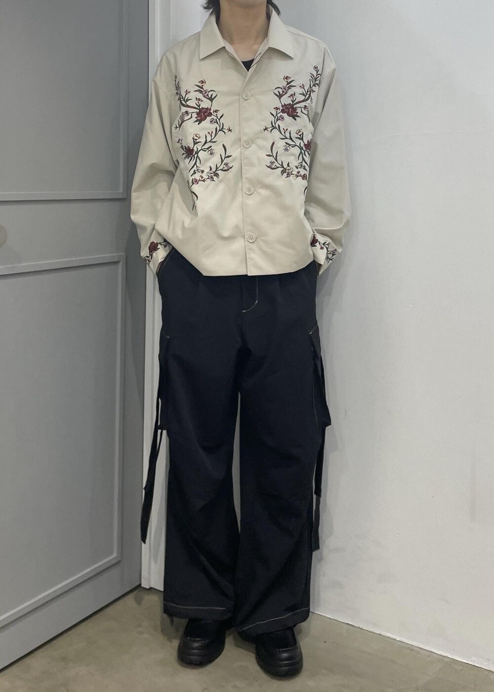 ブラック系のローファー、ホワイト系のブルゾン、ブラック系のその他パンツを着用したメンズの春コーディネートの2枚目の写真