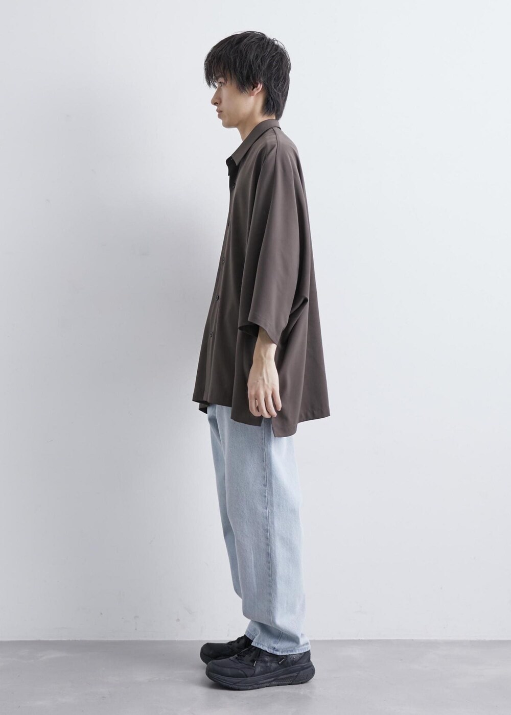 ブラウン系のシャツ/ブラウス、ブルー系のデニムパンツを着用したメンズの夏コーディネートの2枚目の写真